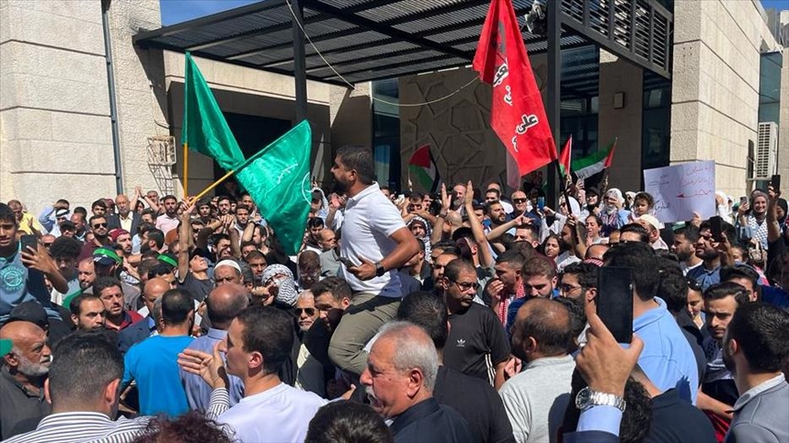 الأردن.. وقفة داعمة لفلسطين قرب سفارة إسرائيل بعمّان
